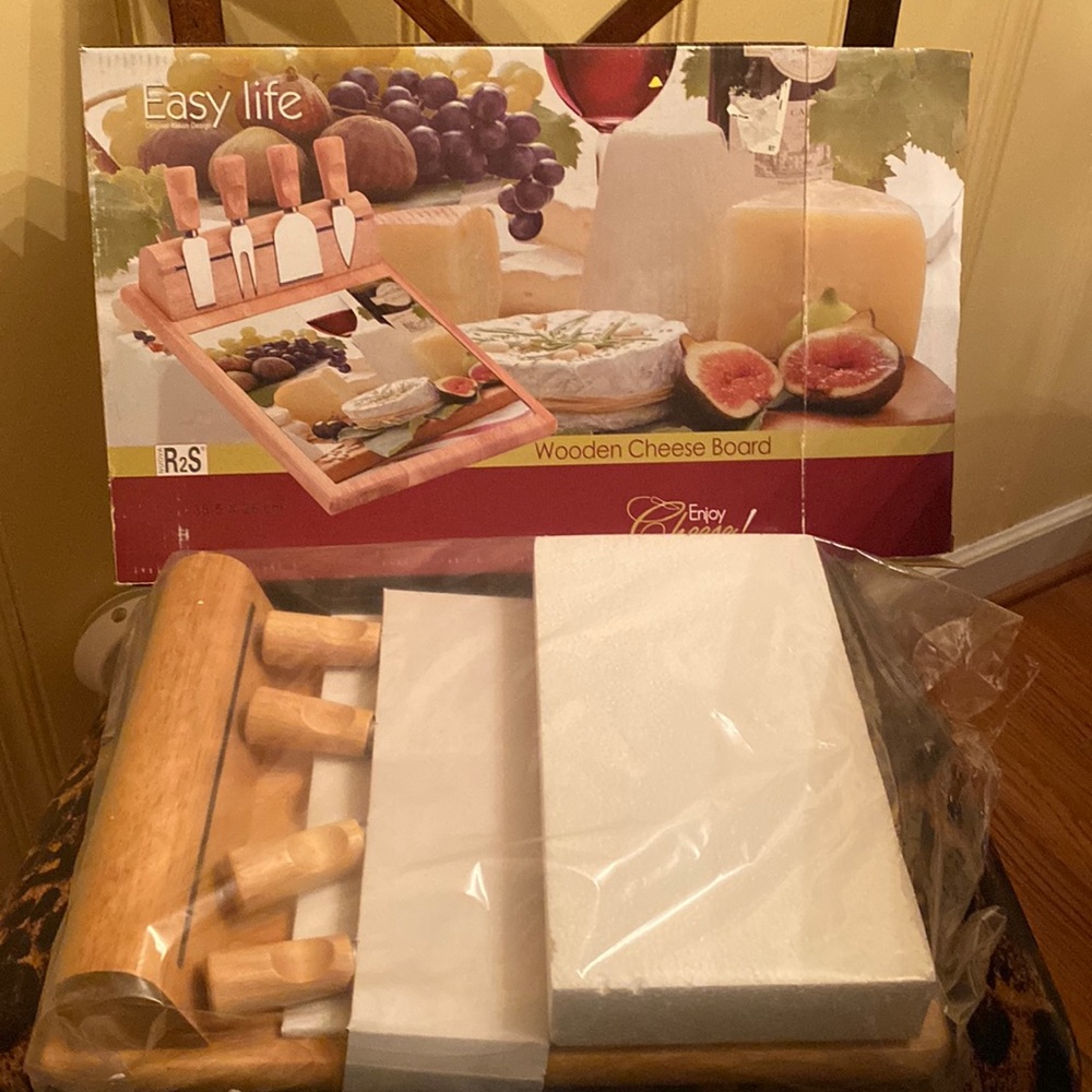 Easy Life Wooden Cheese Board w/4 Knives